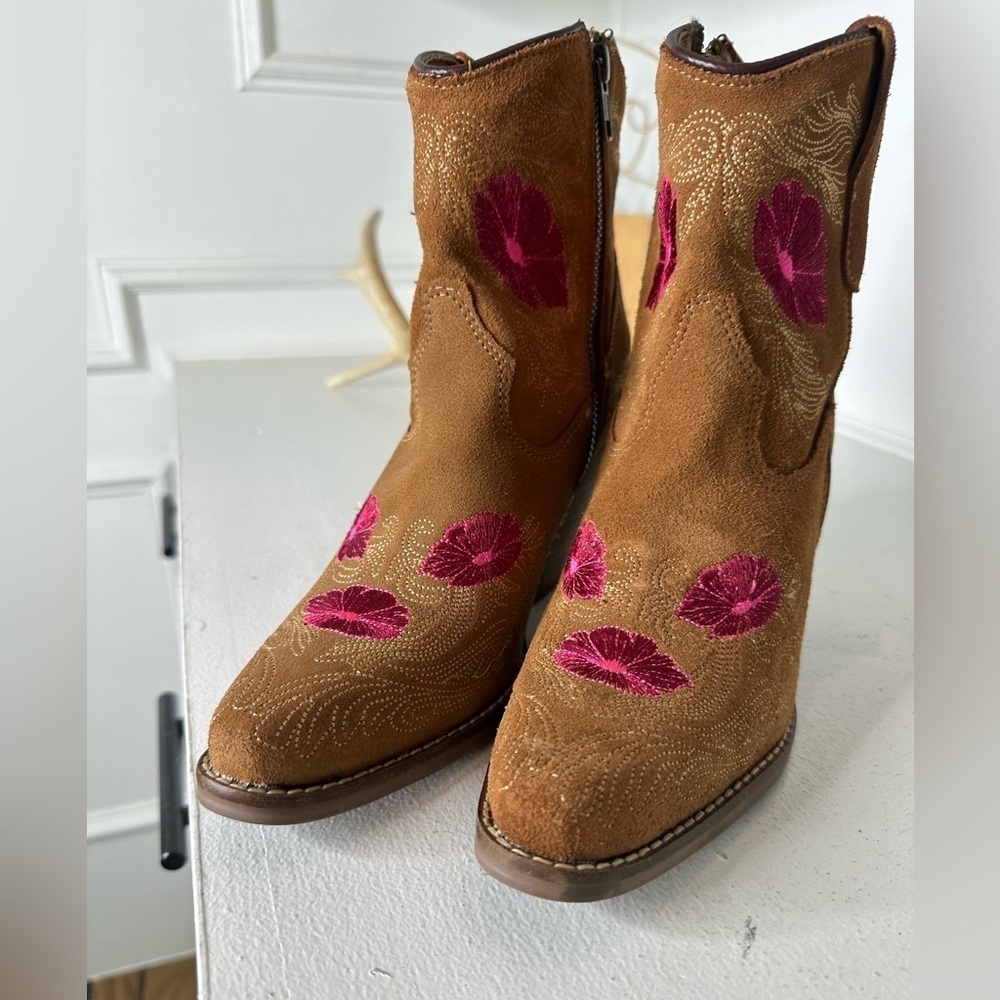 Dingo Tan Suede Embroidered Floral Western Ankle Boots Women’s 7M - Picture 4 of 9